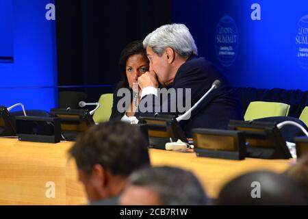 Il Segretario di Stato degli Stati Uniti John Kerry parla con l'ambasciatore Susan Rice, consulente nazionale per la sicurezza del presidente, durante il Summit dei leader per la lotta contro l'ISIL e l'estremismo violento presso la sede delle Nazioni Unite a New York il 29 2015 settembre Foto Stock