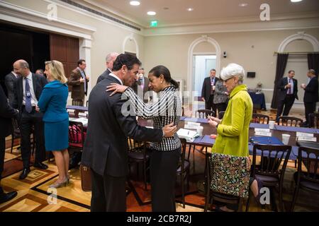 Susan Rice, consulente nazionale per la sicurezza, saluta Yossi Cohen, consigliere nazionale per la sicurezza al primo ministro di Israele Benjamin Netanyahu, prima di un incontro nell'edificio Eisenhower Executive Office della Casa Bianca, ottobre 30 2014. Foto Stock