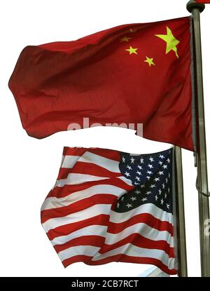 Pechino, Cina. 11 Agosto 2020. Martedì 11 agosto 2020, sia le bandiere nazionali americane che quelle cinesi volano insieme fuori da un hotel americano nel centro di Pechino. Le tensioni tra gli Stati Uniti e la Cina continuano ad aumentare a causa di questioni che coinvolgono Hong Kong, Xinjiang, Huawei, Taiwan, lo spionaggio e l'espansione militare della Cina nel Mar Cinese Meridionale. Foto di Stephen Shaver/UPI Credit: UPI/Alamy Live News Foto Stock