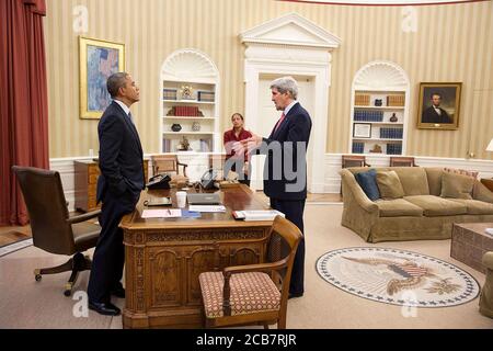 Il presidente Barack Obama parla con il segretario di Stato John Kerry e il consulente per la sicurezza nazionale Susan E. Rice nell'ufficio ovale marzo 19 2014. (Foto ufficiale della Casa Bianca di Pete Souza) ca. 19 marzo 2014 Foto Stock