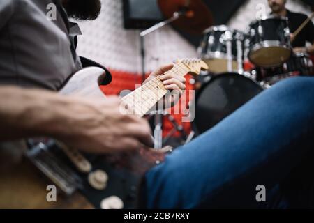 Vista ravvicinata di un uomo corto che suona la chitarra Foto Stock