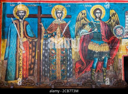 Miles, magnesia, Tessaglia, Grecia. Affreschi nella Chiesa di San Michele e Gabriele. Da sinistra, San Costantino, Sant'Elena (o Elena) e l'Arca Foto Stock