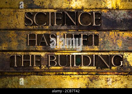 La scienza ha lasciato il testo dell'edificio formato con autentico reale lettere di typeset su rame e oro grunge d'argento vintage testurizzato sfondo Foto Stock