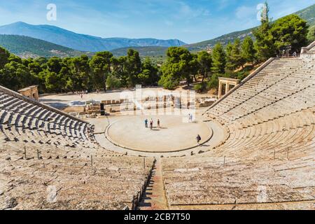 Epidauro, Argolis, Peloponneso, Grecia. Il 4th secolo AC, teatro da 4.000 posti, progettato da Polykleitos il giovane. Le 34 file originali erano ex Foto Stock