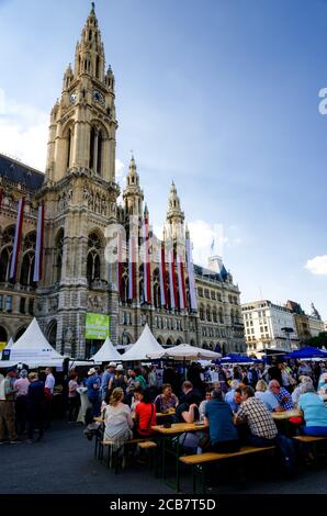 VIENNA, AUSTRIA - 17 MAGGIO 2017: Persone che mangiano e bevono a Rathausplatz per il Festival di Venna (Austria), il 17 maggio 2017 Foto Stock