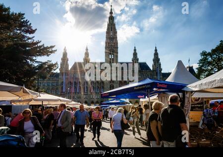 VIENNA, AUSTRIA - 17 MAGGIO 2017: Persone che camminano nel mercato di Rathausplatz per il Festival di Venna (Austria), il 17 maggio 2017 Foto Stock