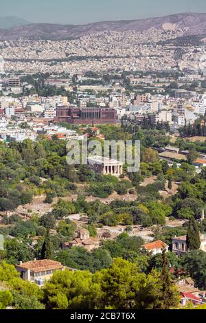 Atene, Attica, Grecia. Il Tempio Dorico di Efesto - o Efaiolo, o Efesteo - nell'Agora. Vista dall'Acropoli. Foto Stock