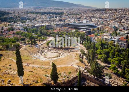 Atene, Attica, Grecia. Teatro di Dionysos, visto dall'Acropoli. Il teatro è considerato il luogo di nascita della tragedia greca. Foto Stock