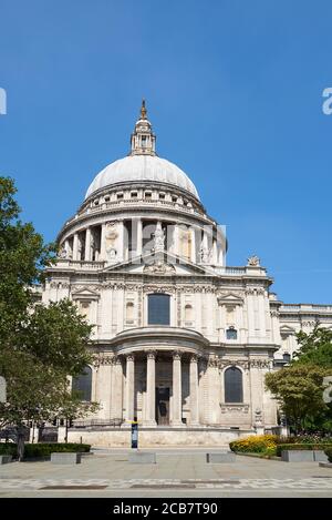 Il lato sud della cattedrale di St Paul, nella città di Londra, Regno Unito Foto Stock