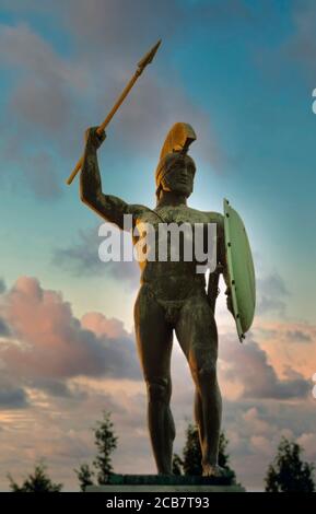 Vicino a Kamena Vourla, Grecia centrale, Grecia. Statua di Leonidas sul monumento che celebra la battaglia di Thermopylae che ha avuto luogo durante il Grec Foto Stock