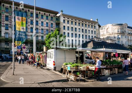 VIENNA, AUSTRIA - 19 MAGGIO 2017: Il Wiener Naschmarkt, principale mercato popolare di Vienna (Austria), con bancarelle e clienti il 19 maggio 2017 Foto Stock