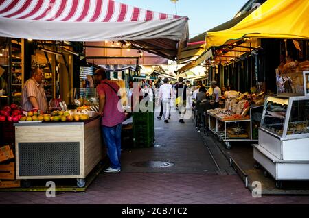 VIENNA, AUSTRIA - 19 MAGGIO 2017: Il Wiener Naschmarkt, principale mercato popolare di Vienna (Austria), con bancarelle e clienti il 19 maggio 2017 Foto Stock