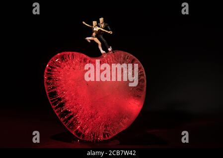 Romantiche persone in miniatura che ballano nell'amore Foto Stock