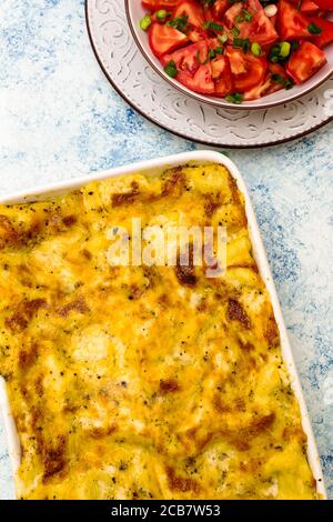 Vassoio in ceramica con lasagne appena sfornate e crosta tostata Foto Stock