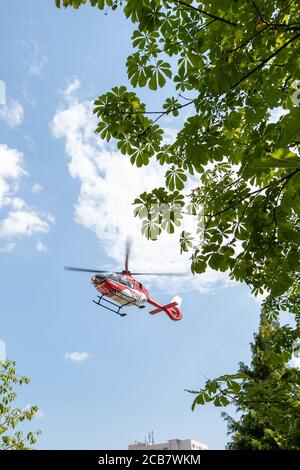 Pirna, Germania. 11 Agosto 2020. Un elicottero di soccorso atterra su un prato nel quartiere Pirna di Sonnenstein. Credit: Daniel Schäfer/dpa-Zentralbild/ZB/dpa/Alamy Live News Foto Stock