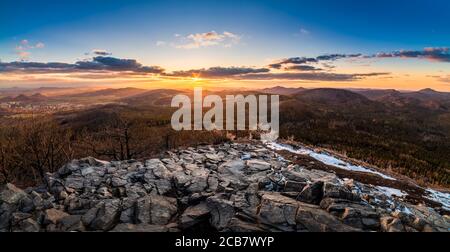 Tramonto alba da montagna collina Klic alle montagne Luzicke, la foto migliore Foto Stock