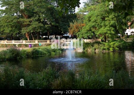 Il lago ornamentale e la fontana in Bishops Park Fulham, Londra SW6 Foto Stock