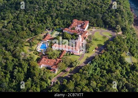 Vista aerea del Belmond Hotel das Cataratas di lusso all'interno del Parco Nazionale di Iguassu, Brasile. Edificio in stile coloniale Portoghese. Foto Stock