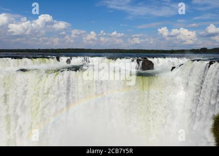 Cascata della Gola del Diavolo nelle Cascate di Iguazu dal fiume Iguaçu al confine tra Brasile e Argentina. Conosciuta anche come 'Garganta del Diablo' nelle Cascate di Iguassu. Foto Stock