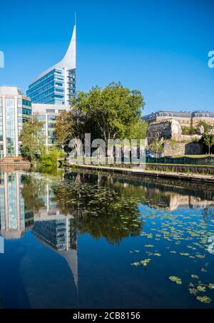 Il Blade Building, accanto al Kennett e Avon Canal, Reading, Berkshire, Inghilterra, Regno Unito, GB. Foto Stock