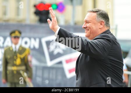 Pilsen, Repubblica Ceca. 11 Agosto 2020. Il Segretario di Stato degli Stati Uniti Mike Pompeo saluta la gente vicino grazie, America! Monumento a Pilsen, Repubblica Ceca, 11 agosto 2020. Credit: Miroslav Chaloupka/CTK Photo/Alamy Live News Foto Stock