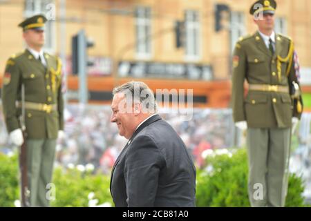 Pilsen, Repubblica Ceca. 11 Agosto 2020. Il Segretario di Stato degli Stati Uniti Mike Pompeo saluta la gente vicino grazie, America! Monumento a Pilsen, Repubblica Ceca, 11 agosto 2020. Credit: Miroslav Chaloupka/CTK Photo/Alamy Live News Foto Stock