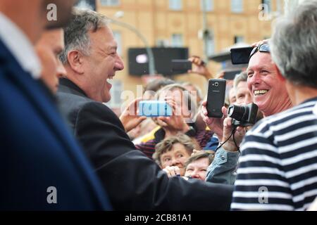 Pilsen, Repubblica Ceca. 11 Agosto 2020. Il Segretario di Stato degli Stati Uniti Mike Pompeo saluta la gente vicino grazie, America! Monumento a Pilsen, Repubblica Ceca, 11 agosto 2020. Credit: Miroslav Chaloupka/CTK Photo/Alamy Live News Foto Stock