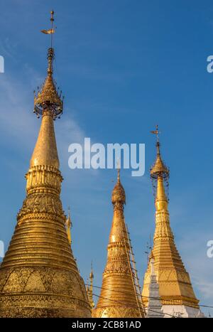 Gli stupa della Pagoda di Shwedagon nella luce del sole di sera, a Yangon, Myanmar Foto Stock