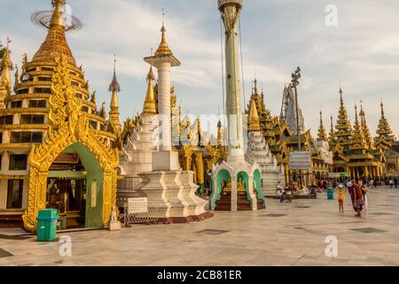 Yangon, Myanmar - 18 dicembre 2017: La gente che cammina intorno alla pagoda di Shwedagon al sole di sera, Yangon, Myanmar Foto Stock