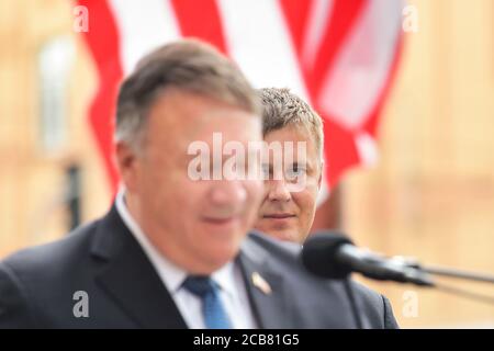 Pilsen, Repubblica Ceca. 11 Agosto 2020. Il Ministro degli Affari Esteri ceco Tomas Petricek (destra) e il Segretario di Stato americano Mike Pompeo (sinistra) parlano vicino grazie, America! Monumento a Pilsen, Repubblica Ceca, 11 agosto 2020. Credit: Miroslav Chaloupka/CTK Photo/Alamy Live News Foto Stock