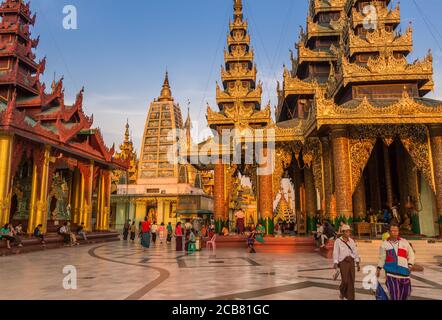 Yangon, Myanmar - 18 dicembre 2017: Luce del tramonto sulla pagoda di Shwedagon a Yangon, Myanmar Foto Stock