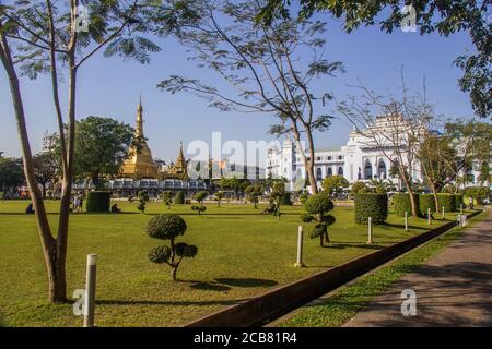 Yangon, Myanmar - 18 dicembre 2017: Mahabandula Park, vicino alla Pagoda di sulle e il Municipio nel centro di Yangon, Myanmar Foto Stock