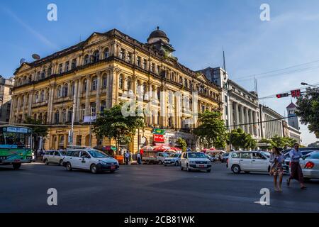 Yangon, Myanmar - 18 dicembre 2017: Lokanant Galleries edificio coloniale su Pansodan Street nel centro di Yangon, Myanmar Foto Stock