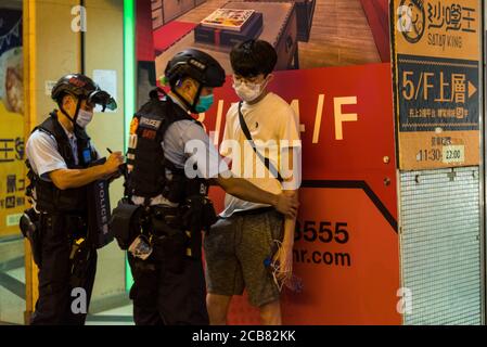 Hong Kong, Cina. 11 Agosto 2020. Un giovane è fermato e cercato dalla polizia sommossa fuori del centro commerciale Langham Place, a Mongkok, dopo una protesta flashmob per sostenere Apple Daily. Credit: Marc R. Fernandes/ Alamy Live News Foto Stock