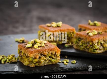 Delizioso baklava tradizionale turco con miele e noci. Dolci orientali con pistacchio. Dessert turco Ramadan. Pahlava Foto Stock