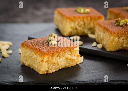 Delizioso baklava tradizionale turco con miele e noci. Dolci orientali con pistacchio. Dessert turco Ramadan. Pahlava Foto Stock