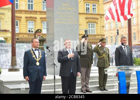 Pilsen, Repubblica Ceca. 11 Agosto 2020. Segretario di Stato americano Mike Pompeo (centro) e Sindaco di Pilsen Martin Baxa (sinistra) vicino a grazie, America! Monumento a Pilsen, Repubblica Ceca, 11 agosto 2020. Credit: Miroslav Chaloupka/CTK Photo/Alamy Live News Foto Stock