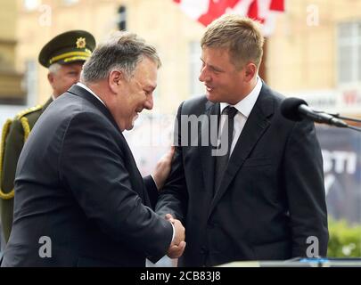 Pilsen, Repubblica Ceca. 11 Agosto 2020. Il Ministro degli Affari Esteri ceco Tomas Petricek (destra) e il Segretario di Stato americano Mike Pompeo (sinistra) stringono le mani vicino grazie, America! Monumento a Pilsen, Repubblica Ceca, 11 agosto 2020. Credit: Miroslav Chaloupka/CTK Photo/Alamy Live News Foto Stock