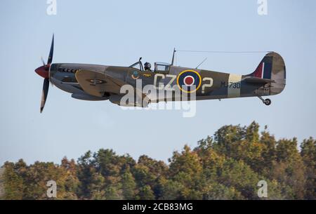 Un aereo da combattimento Spitfire britannico vola a livello di cime degli alberi durante il Warbirds Over Monroe Air Show a Monroe, North Carolina. Foto Stock