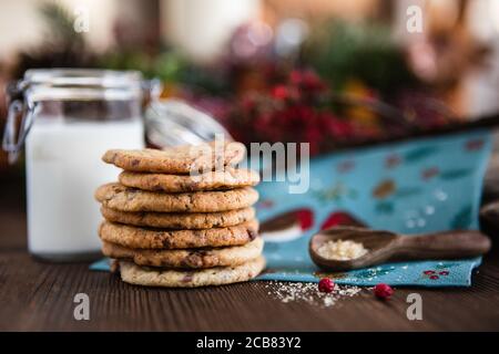 Pila di biscotti al cioccolato accanto agli ingredienti Foto Stock