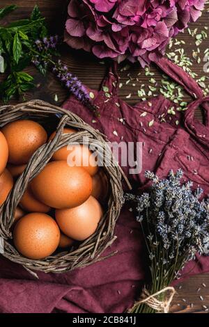 Croccato riempito con uova accanto ai fiori Foto Stock