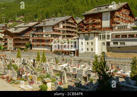 Zermatt, Svizzera - 19 luglio 2020: La città di Zermatt sulle alpi svizzere Foto Stock