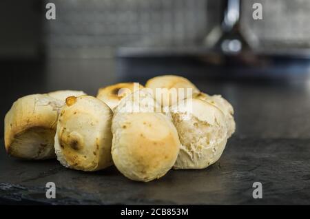 Delizioso pane al formaggio su fondo di pietra scuro. Cucina tradizionale brasiliana dallo stato di Minas Gerais. Foto Stock