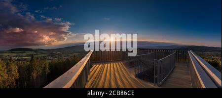 Alba e tramonto sulla città di Liberec, repubblica Ceca. Sopra Jested. Vista dalla vista Cisarsky kamen. La foto migliore. Foto Stock