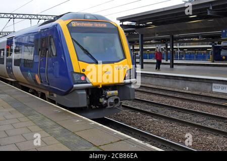 A New Northern Trains CAF Civity 195 classe Diesel multipla Treno alla stazione ferroviaria di Leeds Foto Stock