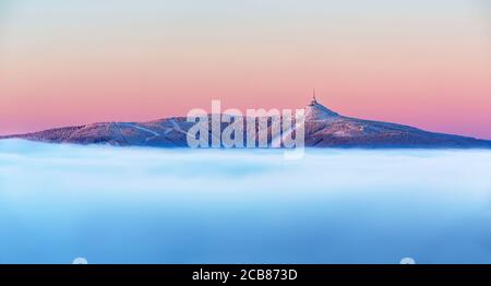 Inversione dell'alba e del tramonto sulla città di Liberec, repubblica Ceca. Sopra Jested. Vista dalle montagne di Jizersky. La foto migliore. Foto Stock