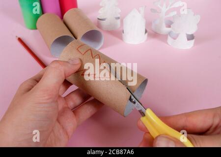 Come fare alberi, decorazione. Attività quotidiane, fai da te per i bambini, zero rifiuti, giocattoli ecologici a mano fatti da rotolo di carta.4 passo tagliare l'albero. Foto Stock