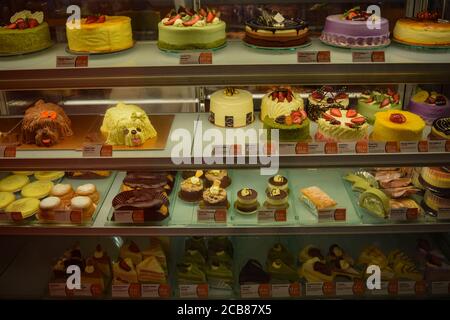 Scaffalatura con diversi tipi di torte da una panetteria Foto Stock