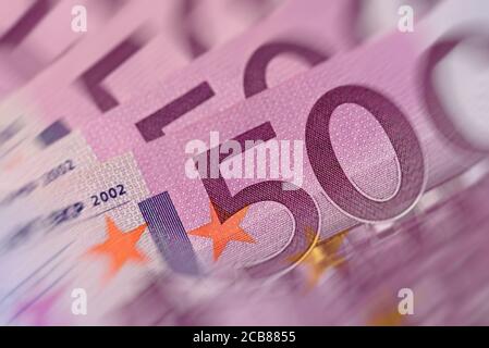 In primo piano sono disponibili un sacco di cinquecento banconote in euro Foto Stock