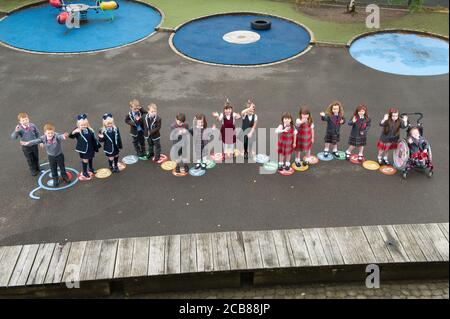 Port Glasgow, Scozia, Regno Unito. 11 agosto 2020 nella foto: Otto set di gemelli iniziano la scuola a Inverclyde nove set di gemelli sono impostati per iniziare il loro primo giorno di scuola a Inverclyde. Nomi: (L - R) Connor & John Branchfield; Alice & Penny Beer; Benn & Josh Cairns; Lola & Malena Perez Malone; aria & Isla McLaughlin; Eva & Iona Metcalf; Kali & Lianna Tolomey. Credit: Colin Fisher/Alamy Live News. Foto Stock